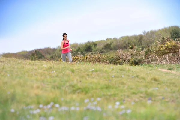 Donna che corre in campagna — Foto Stock