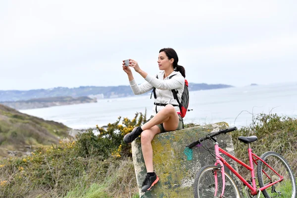 Mujer en el día de ciclismo tomando fotos — Foto de Stock