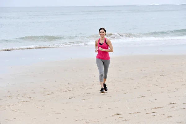 Mulher correndo na praia — Fotografia de Stock