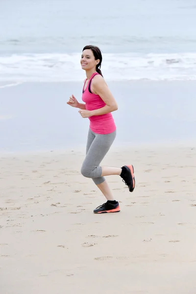 Mulher correndo na praia — Fotografia de Stock