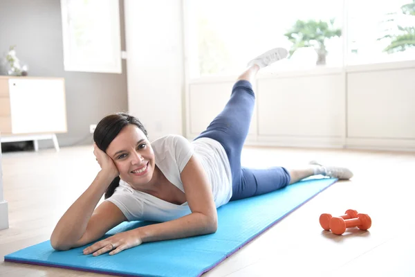 Mulher fazendo exercício — Fotografia de Stock