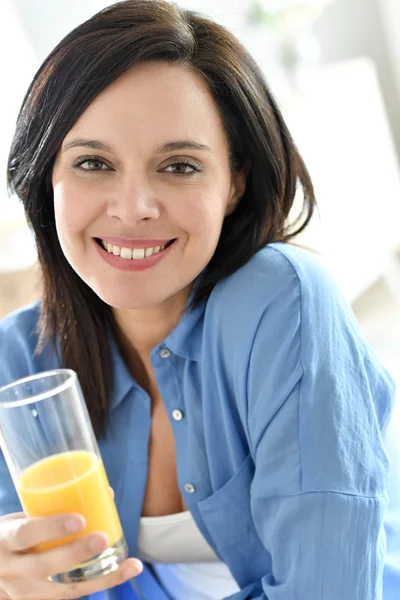 Woman drinking orange juice — Stock Photo, Image