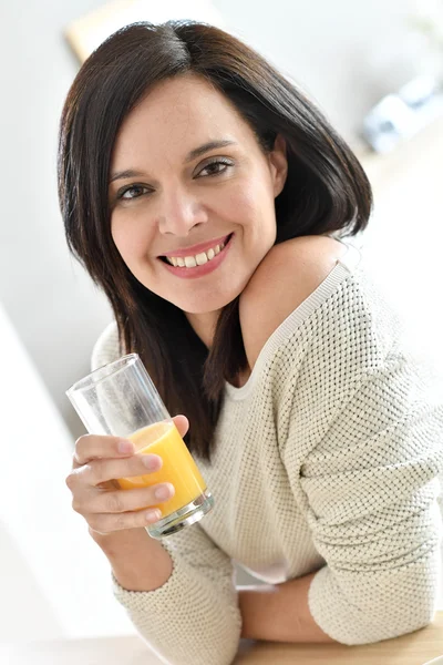 Kobieta pijąca sok pomarańczowy — Zdjęcie stockowe