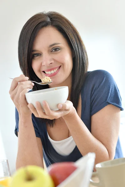 Mujer madura comiendo cereales —  Fotos de Stock