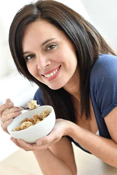Érett nő étkezési gabona — Stock Fotó