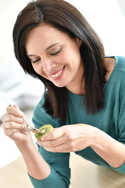 Mulher cobiçando kiwi — Fotografia de Stock