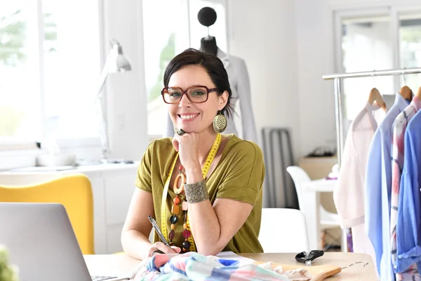 Mujer diseñadora trabajando — Foto de Stock