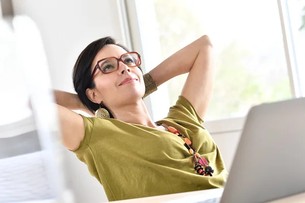 Geschäftsfrau entspannt vor Laptop — Stockfoto