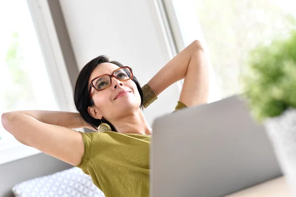 Geschäftsfrau entspannt vor Laptop — Stockfoto