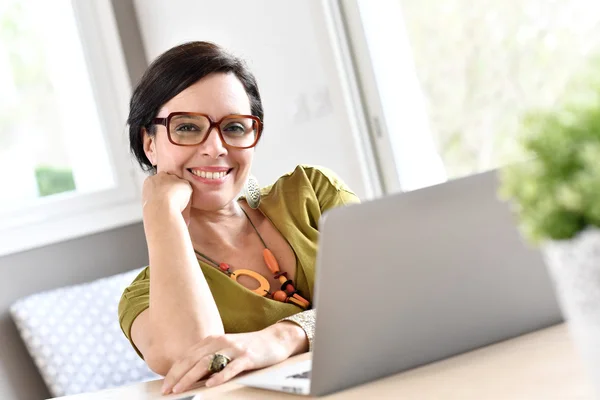 Kobieta pracująca na laptopie z domu — Zdjęcie stockowe