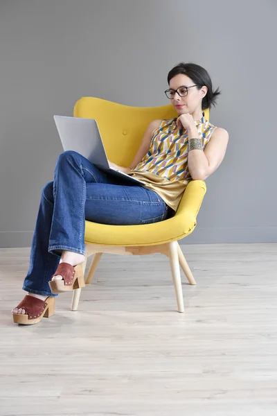 Dizüstü bilgisayarda çalışan moda kadın — Stok fotoğraf