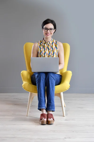 Trendfrau arbeitet am Laptop — Stockfoto