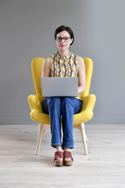 Trendfrau arbeitet am Laptop — Stockfoto