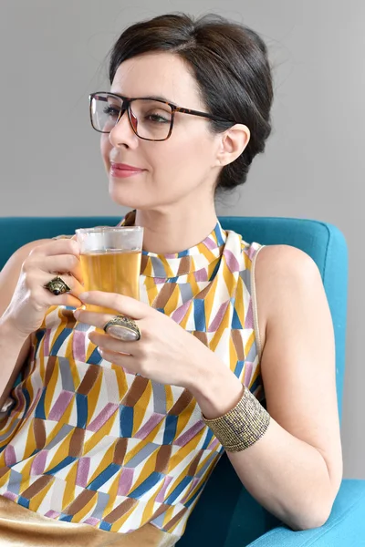 Mujer de moda tomando té — Foto de Stock