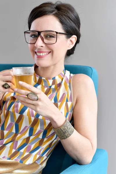 Mujer de moda tomando té — Foto de Stock