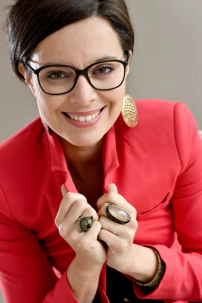 Mujer con chaqueta roja posando — Foto de Stock