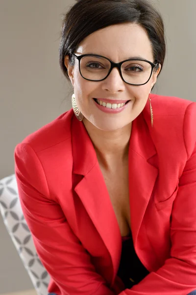 Mujer con chaqueta roja posando —  Fotos de Stock