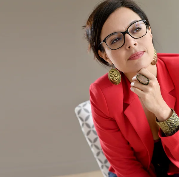 Mulher com casaco vermelho em posar — Fotografia de Stock