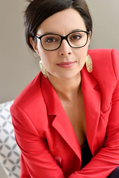 Mujer con chaqueta roja posando —  Fotos de Stock