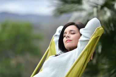  kadın uzun sandalyede rahat