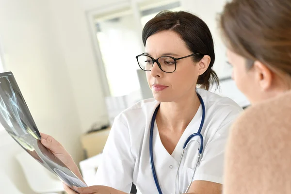 Arzt zeigt Röntgenergebnisse — Stockfoto