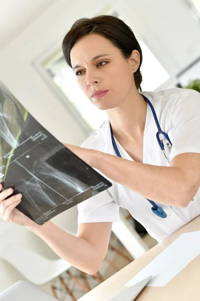 Arzt liest Röntgenergebnisse — Stockfoto