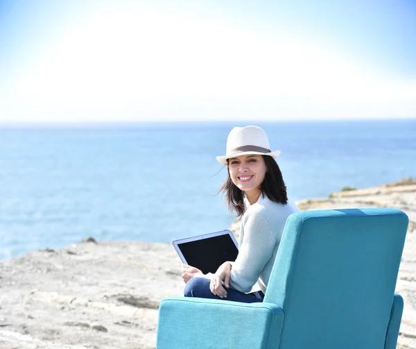 Mulher usando laptop pelo mar — Fotografia de Stock