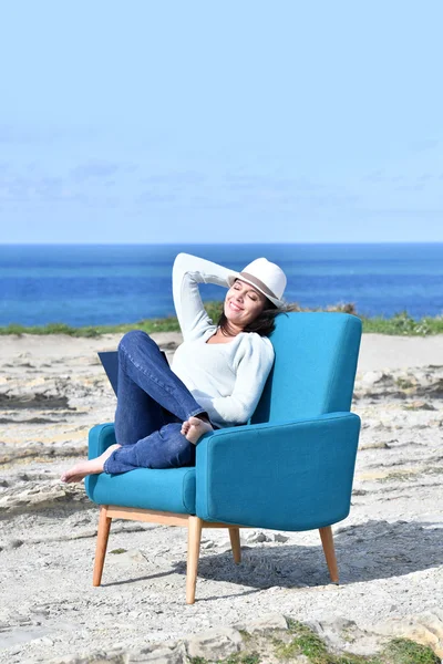 Mulher em poltrona relaxante em um penhasco — Fotografia de Stock