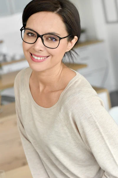 Femme avec des lunettes sur la pose — Photo