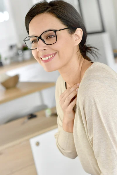 Mujer con anteojos posando — Foto de Stock