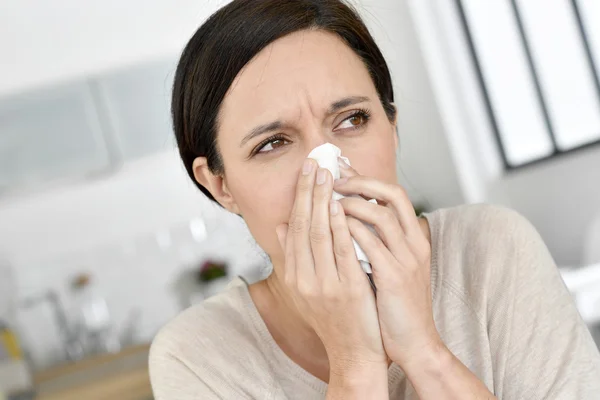 Frau pustet sich die Nase aus — Stockfoto