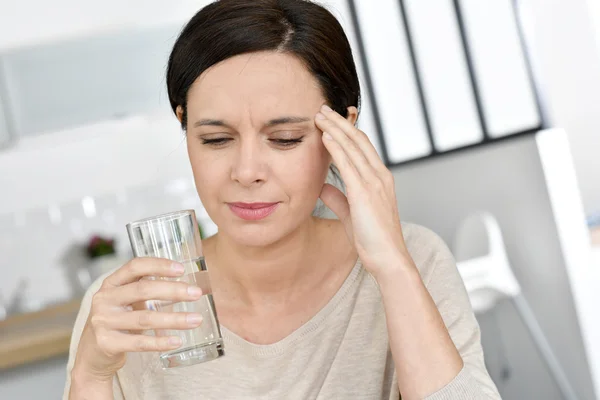 Rijpe vrouw met migraine — Stockfoto