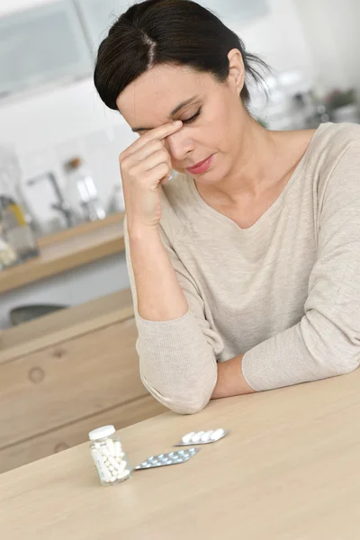 Frau hat Kopfschmerzen — Stockfoto