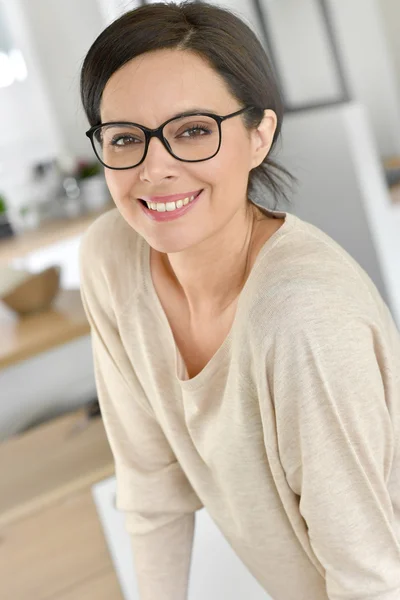 Vrouw met bril op poseren Stockfoto