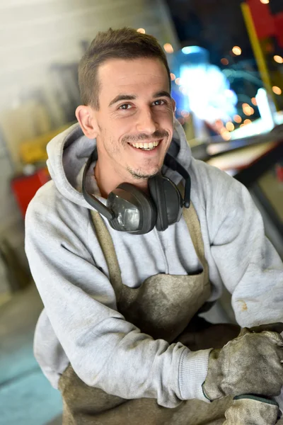 Trabajador metalúrgico feliz en taller — Foto de Stock