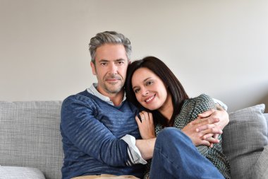  Çift kanepede dinleniyor.