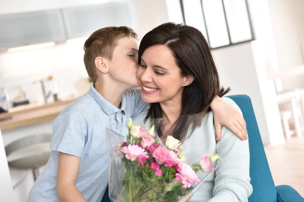 Figlio baciare mamma — Foto Stock