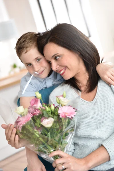 Junge feiert Muttertag — Stockfoto