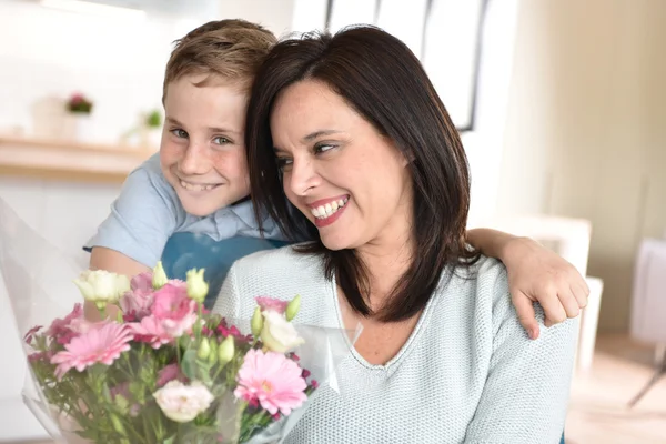 Pojke fira mors dag — Stockfoto