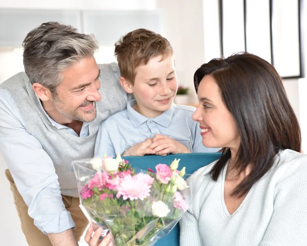 Papai com filho celebrando o dia da mãe — Fotografia de Stock