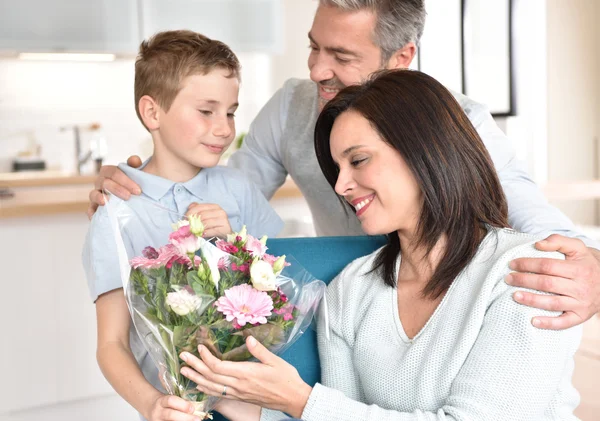 Papai com filho celebrando o dia da mãe — Fotografia de Stock