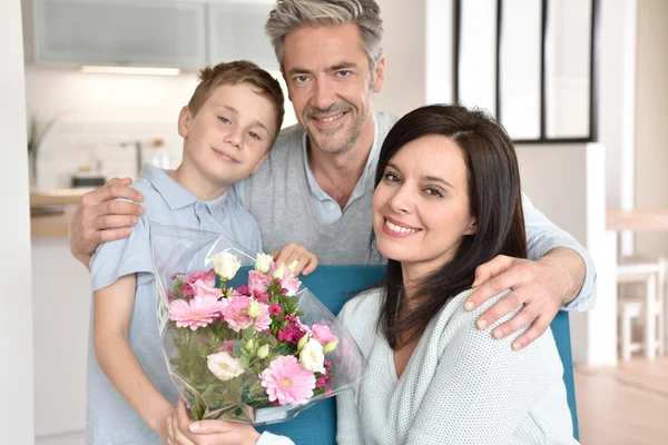 Daddy with son celebrating mother's day — Stock Photo, Image