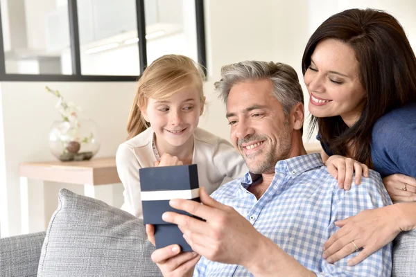 Flicka med mamma firar pappas födelsedag — Stockfoto