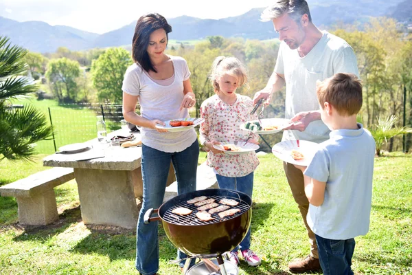 Familj med grillunch — Stockfoto