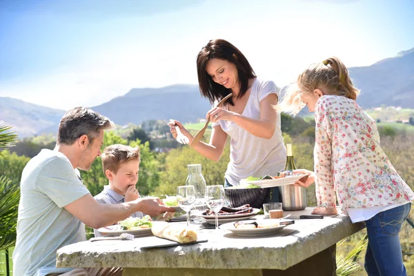 Familia alegre almorzando —  Fotos de Stock