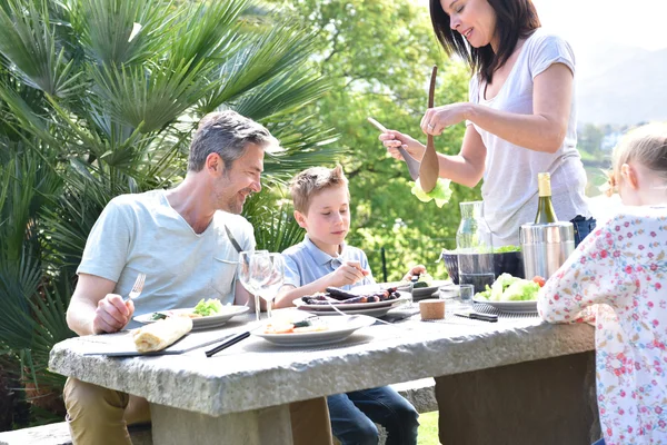 Glad familj med lunch — Stockfoto