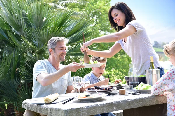 Glad familj med lunch — Stockfoto