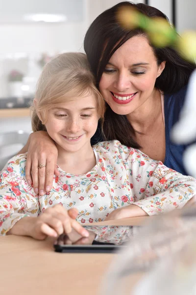 Moeder met dochter met behulp van Tablet PC — Stockfoto