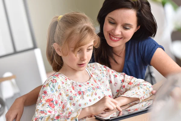 Mère avec sa fille utilisant un comprimé — Photo