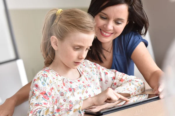 Mother with daughter using  tablet — Stock Photo, Image